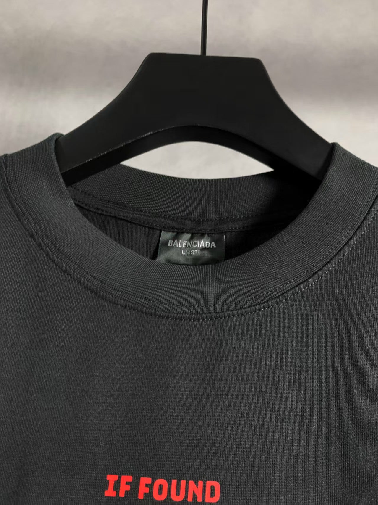 Embroidered letter round neck short sleeved T-shirt
