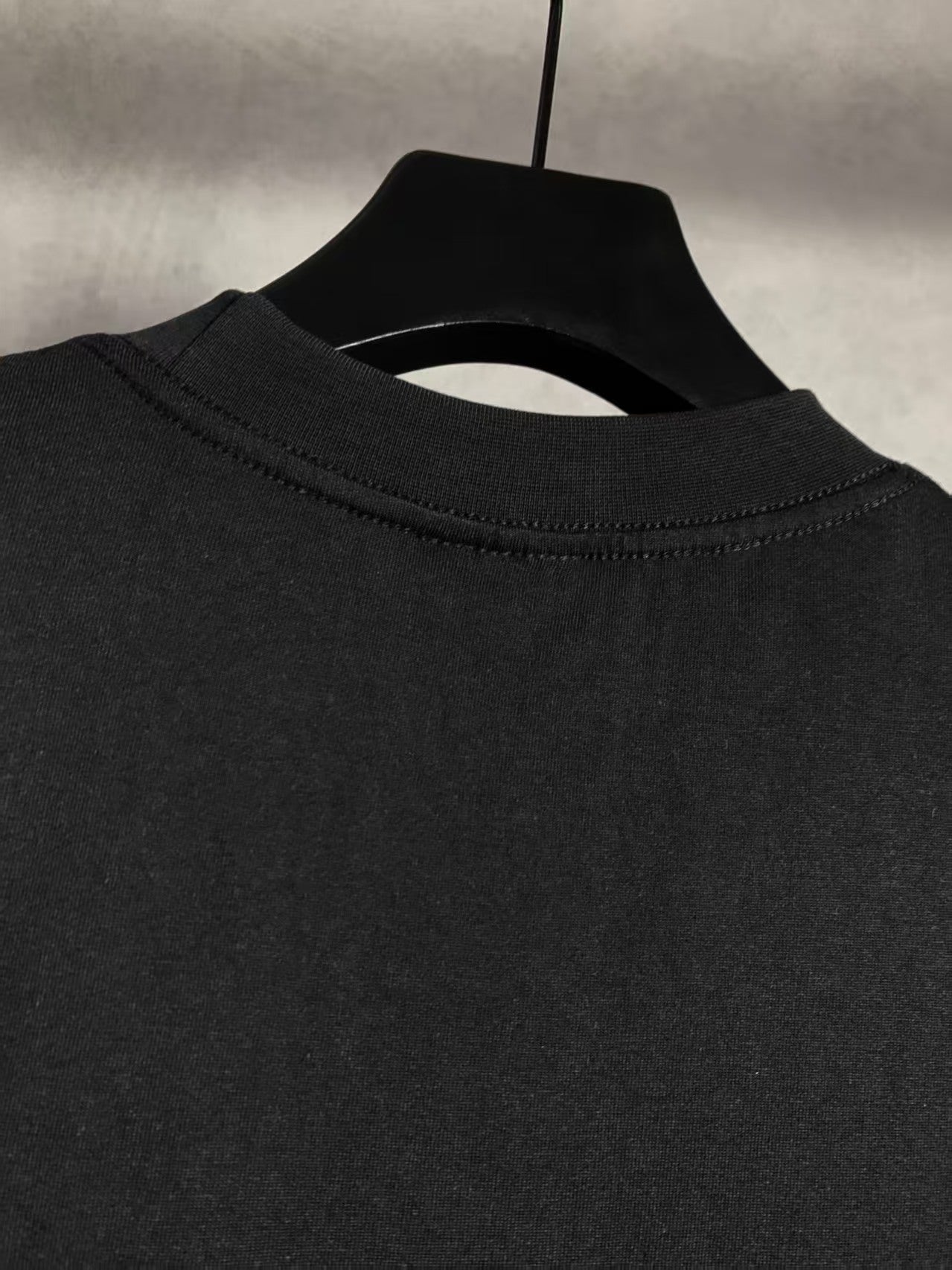 Embroidered letter round neck short sleeved T-shirt