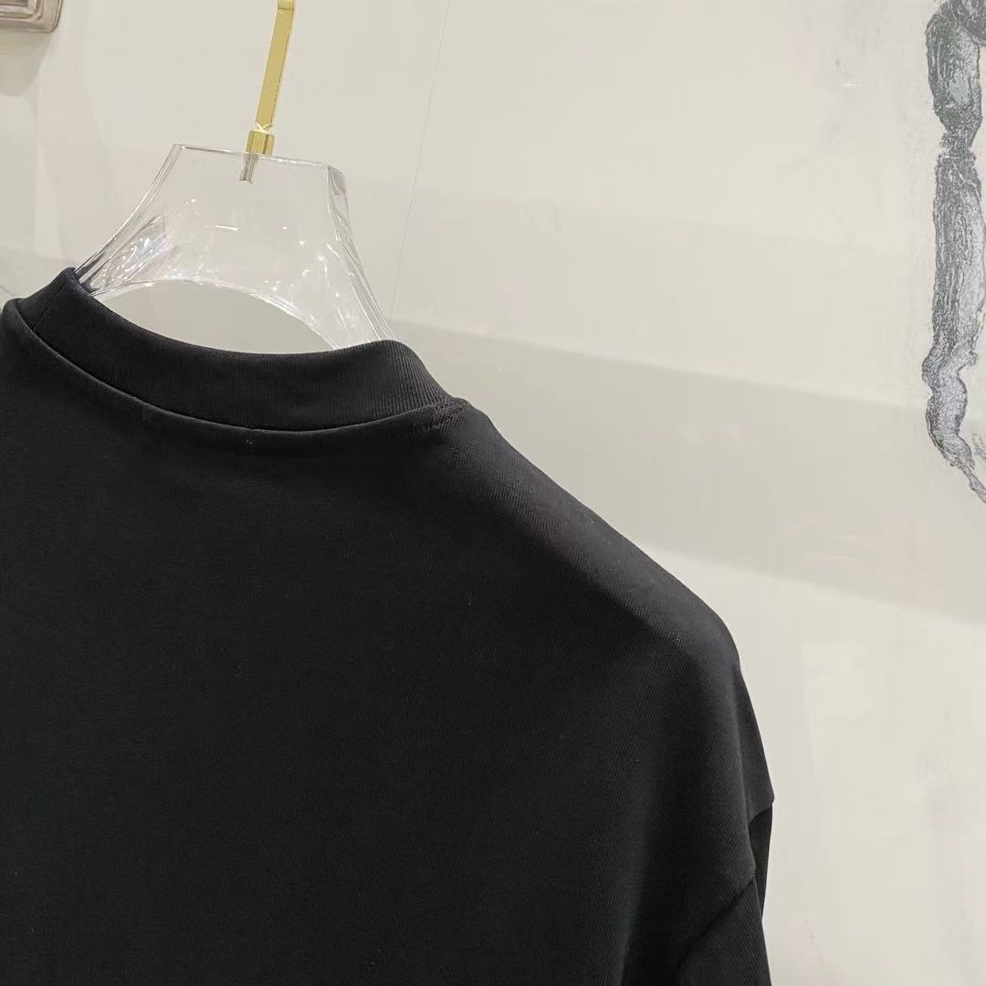Embroidered round neck T-shirt