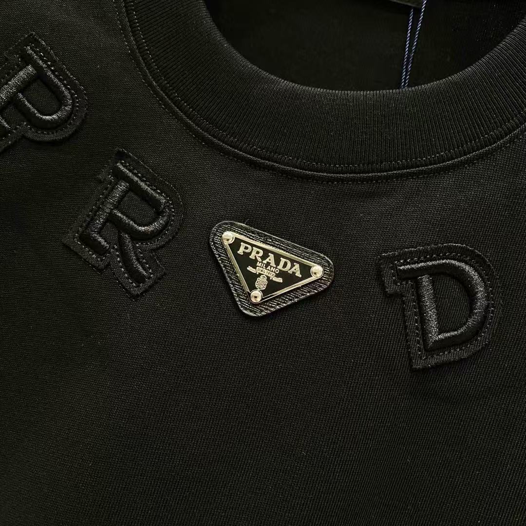 Embroidered round neck T-shirt