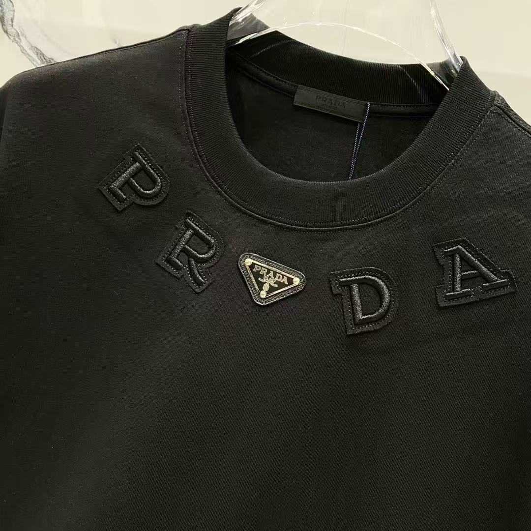 Embroidered round neck T-shirt