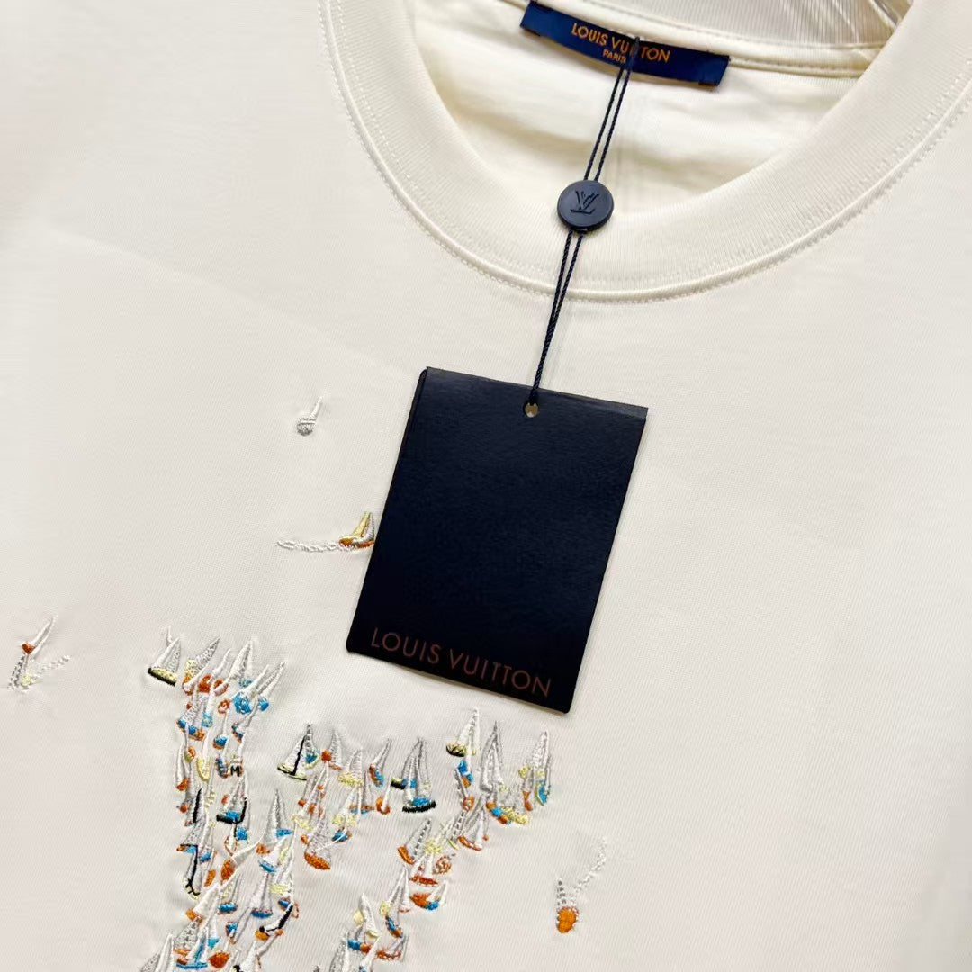Embroidered round neck short sleeved T-shirt
