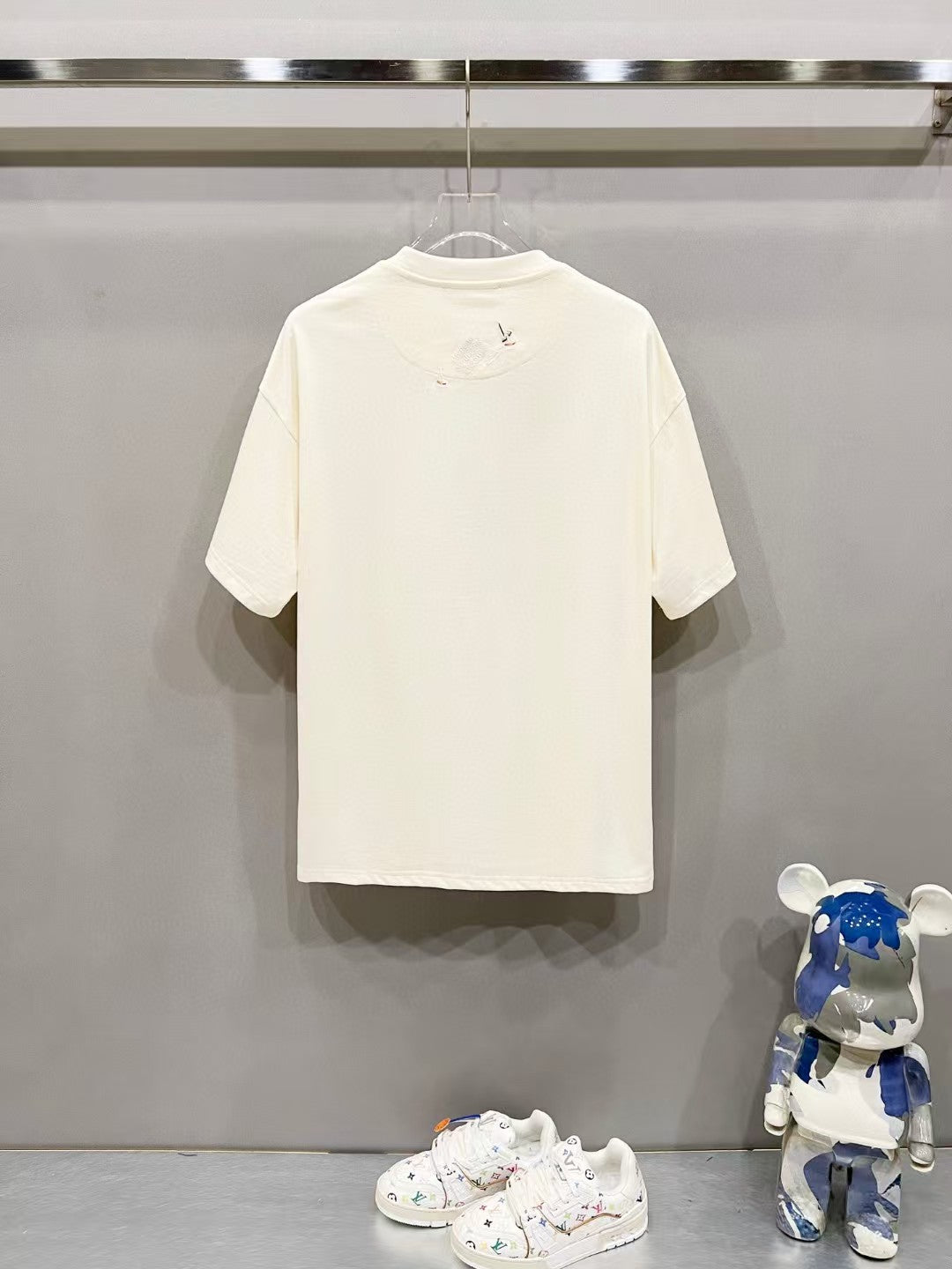 Embroidered round neck short sleeved T-shirt