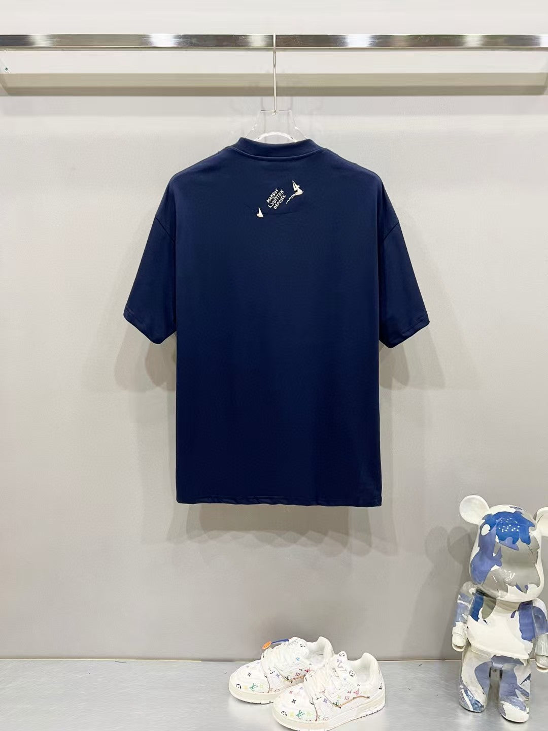 Embroidered round neck short sleeved T-shirt