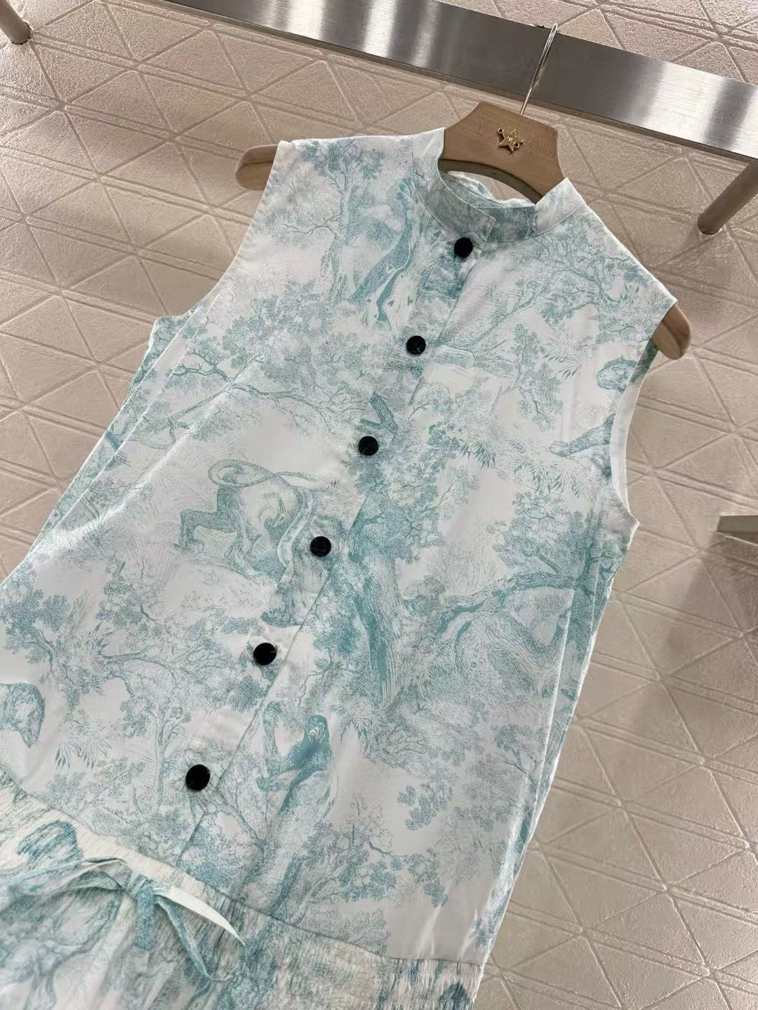 Stand up collar sleeveless printed vest skirt
