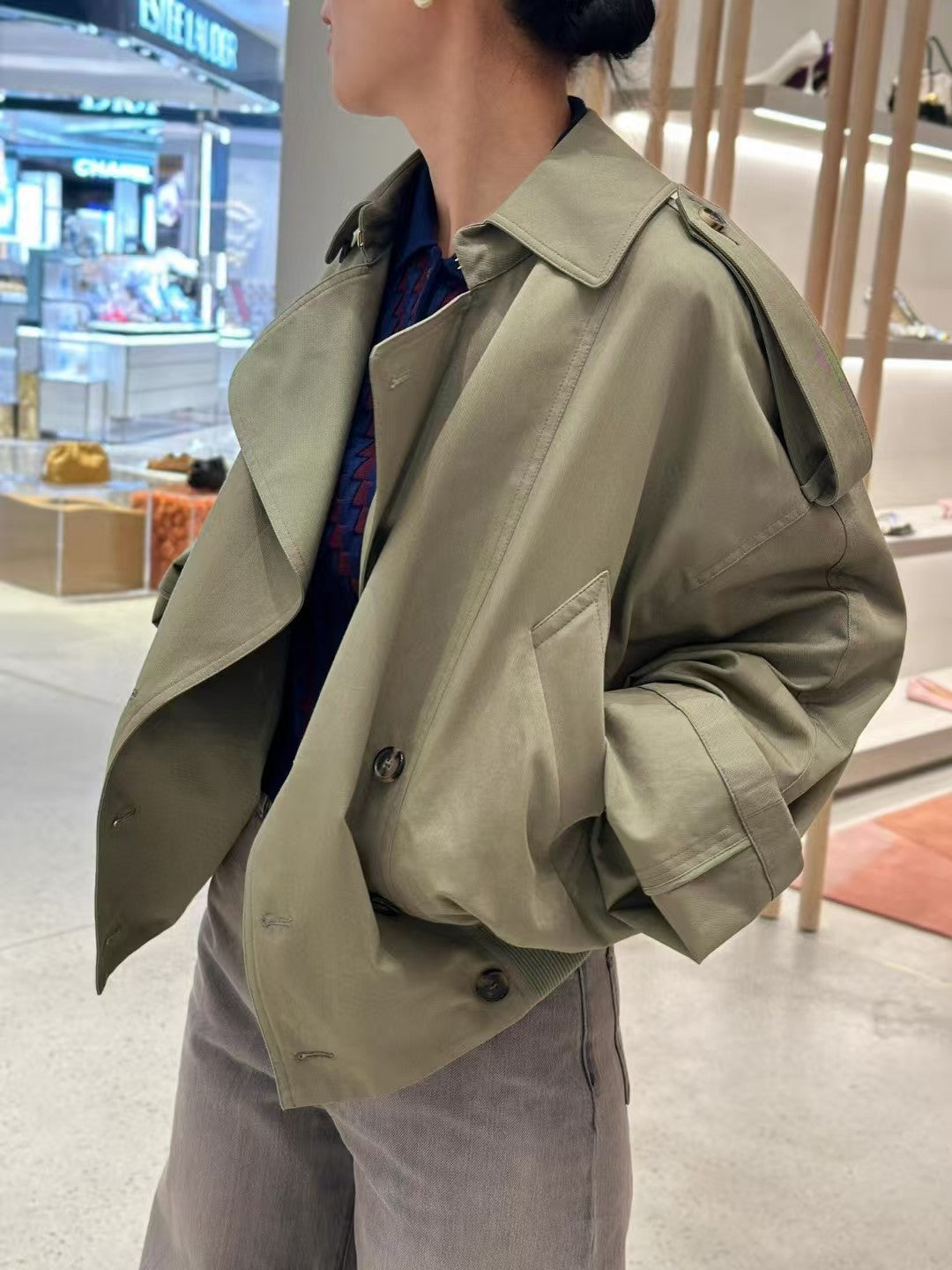 Short windbreaker jacket