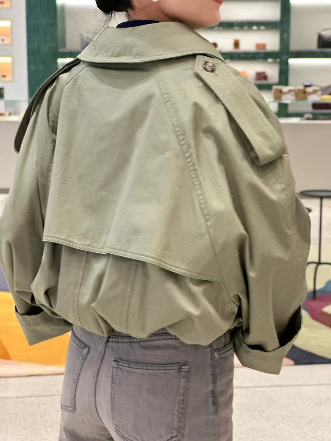 Short windbreaker jacket