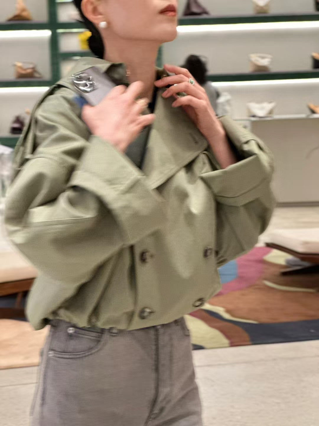 Short windbreaker jacket