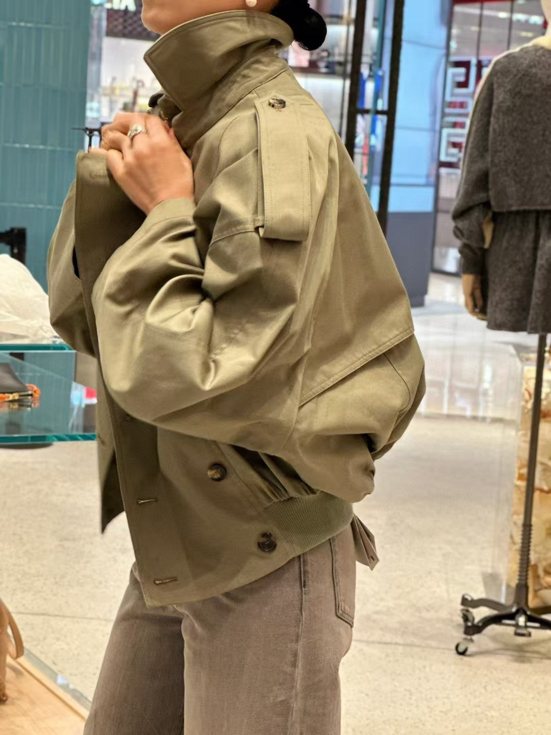 Short windbreaker jacket