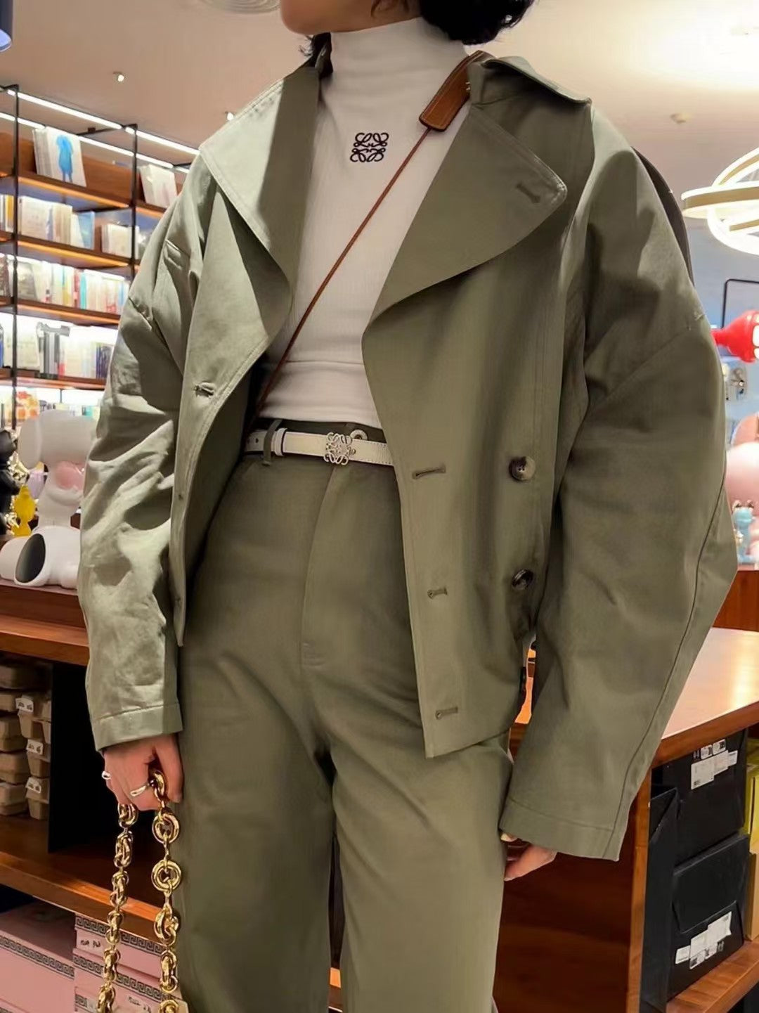 Short windbreaker jacket
