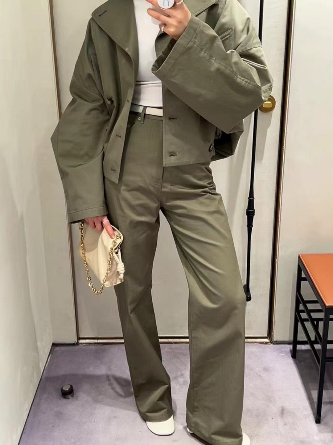 Short windbreaker jacket