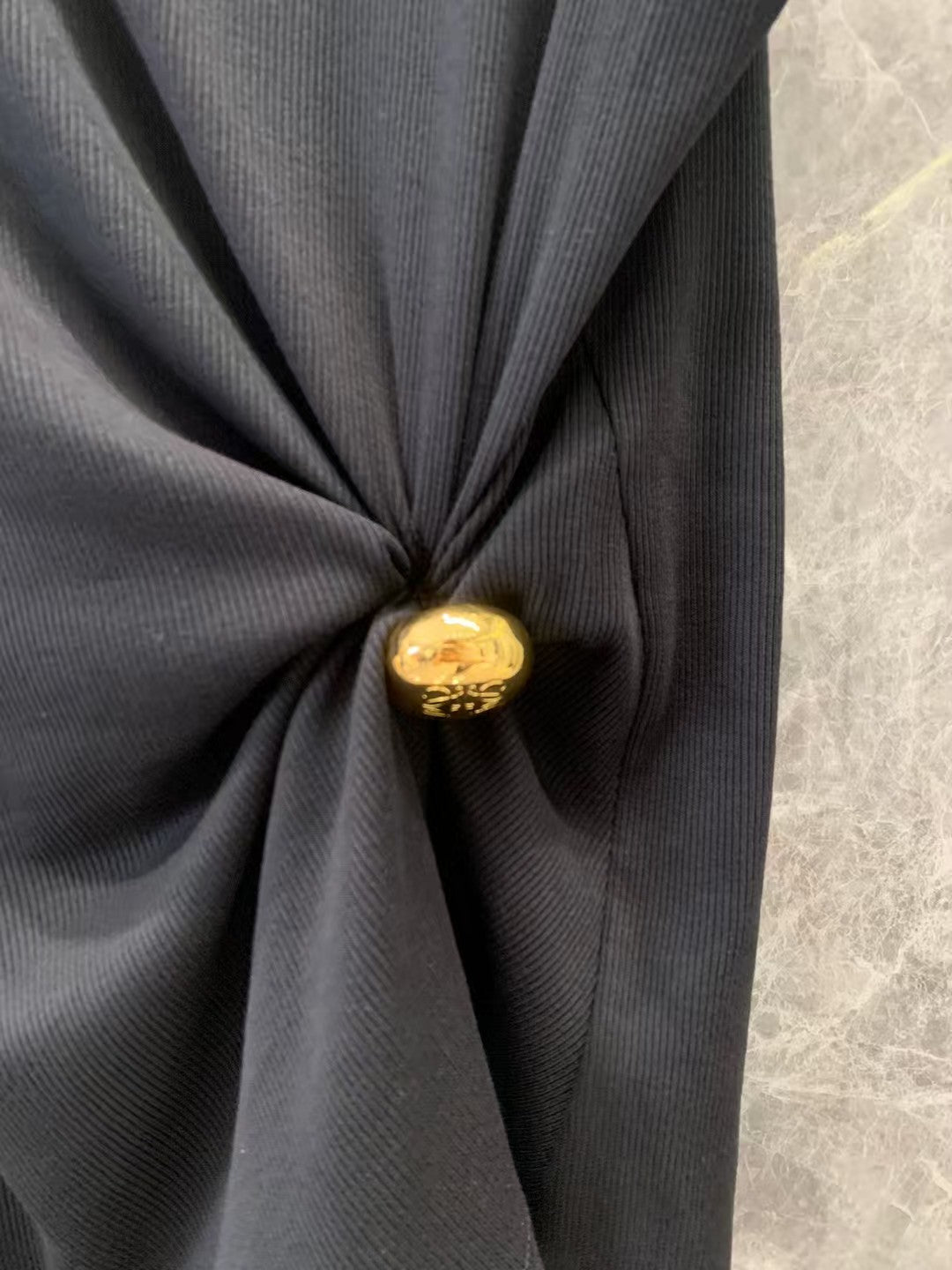Pebble gold buckle pinching pleat waist cotton vest