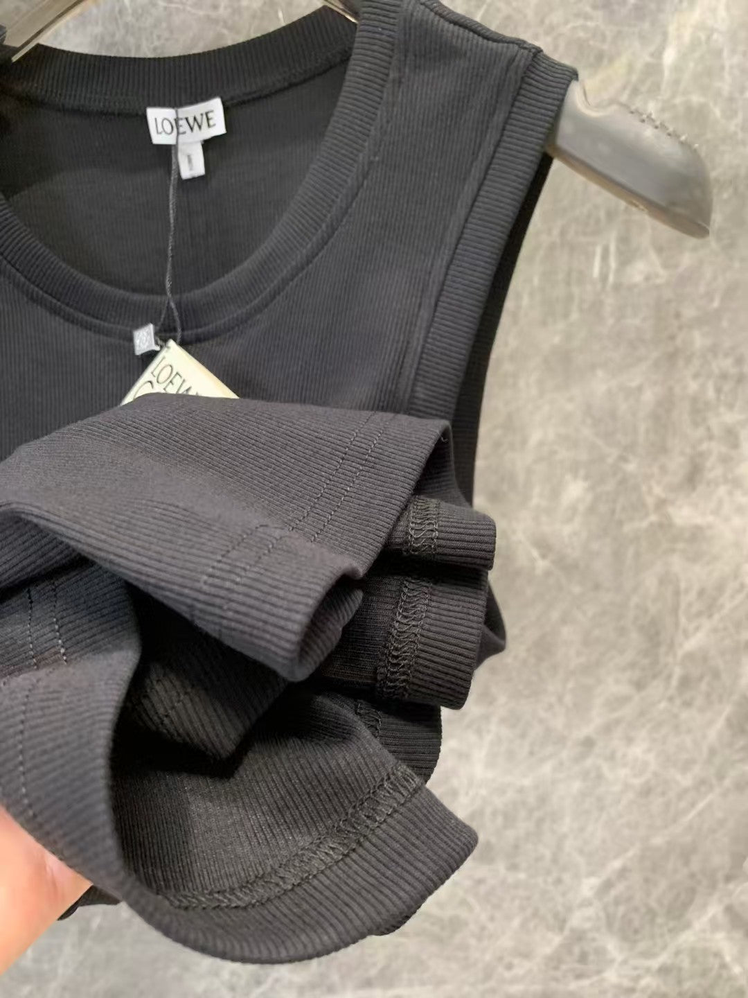 Pebble gold buckle pinching pleat waist cotton vest