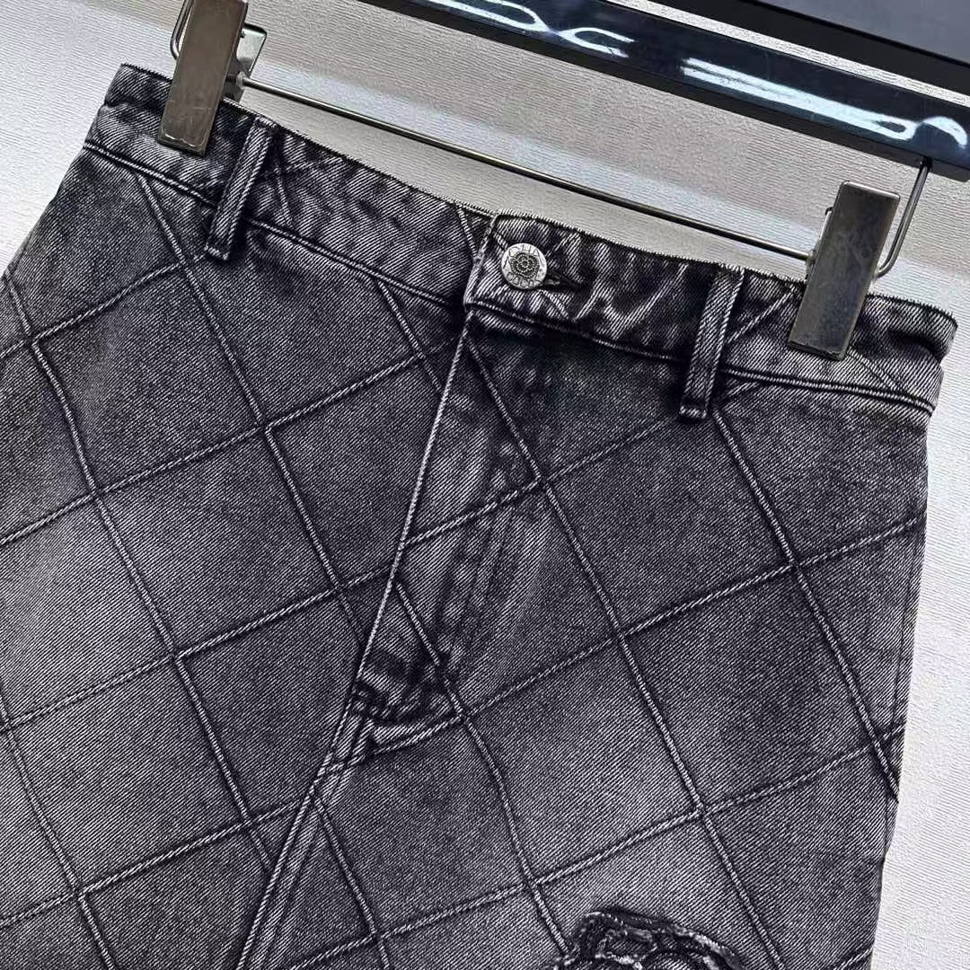 Diamond patterned denim short skirt
