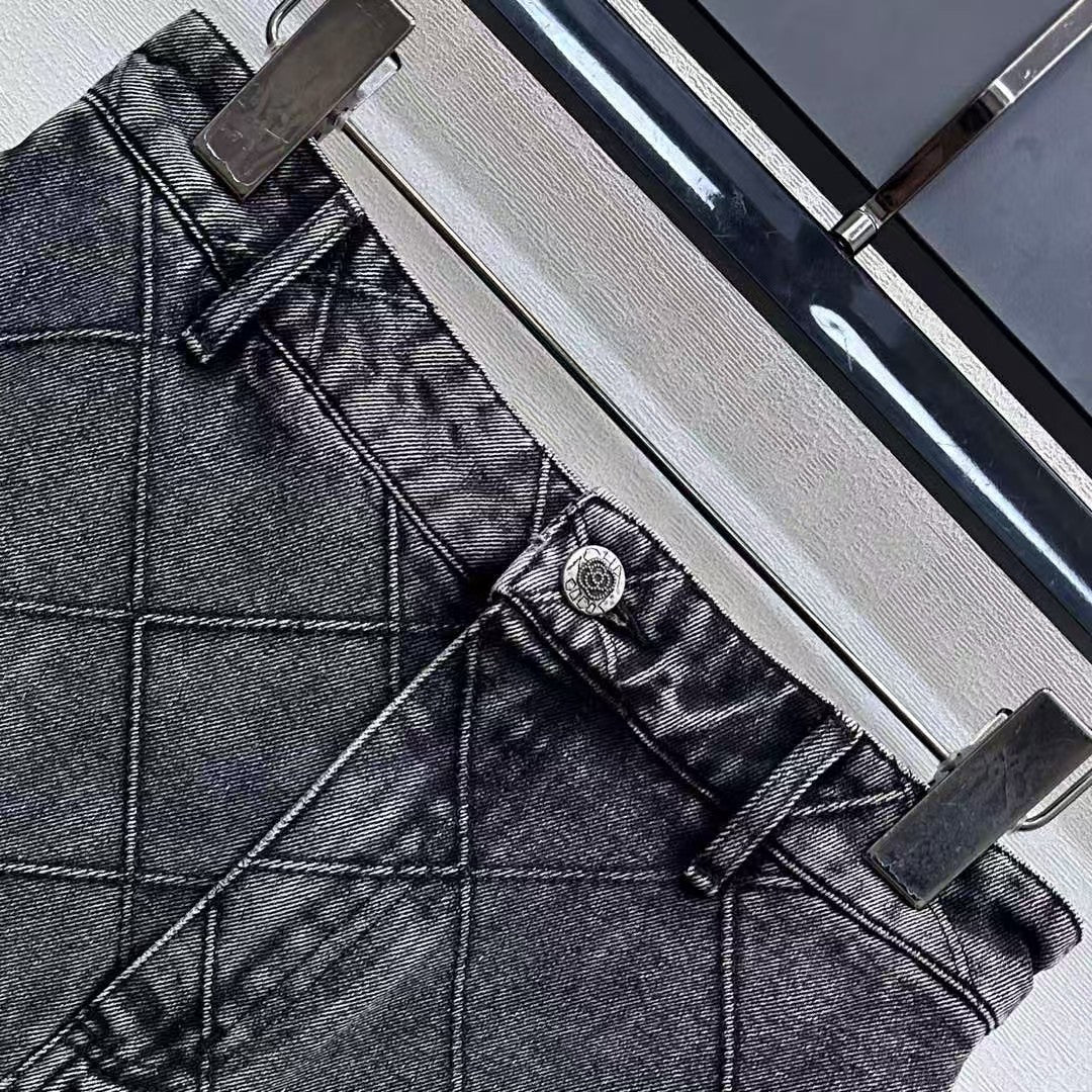 Diamond patterned denim short skirt