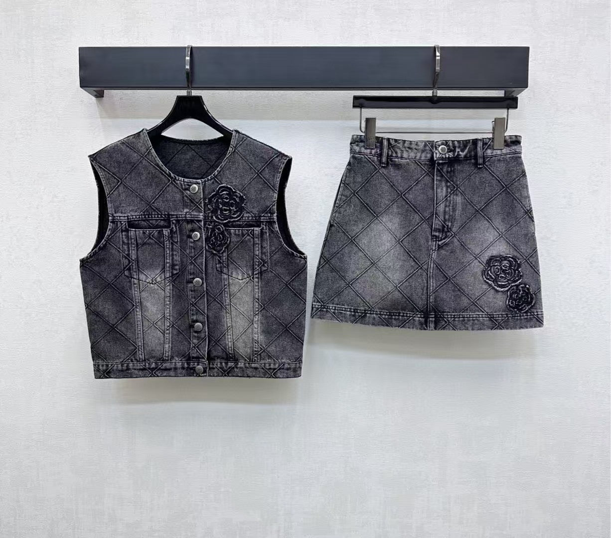 Diamond patterned denim short skirt