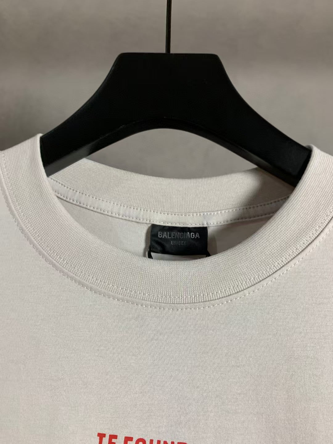 Embroidered letter round neck short sleeved T-shirt
