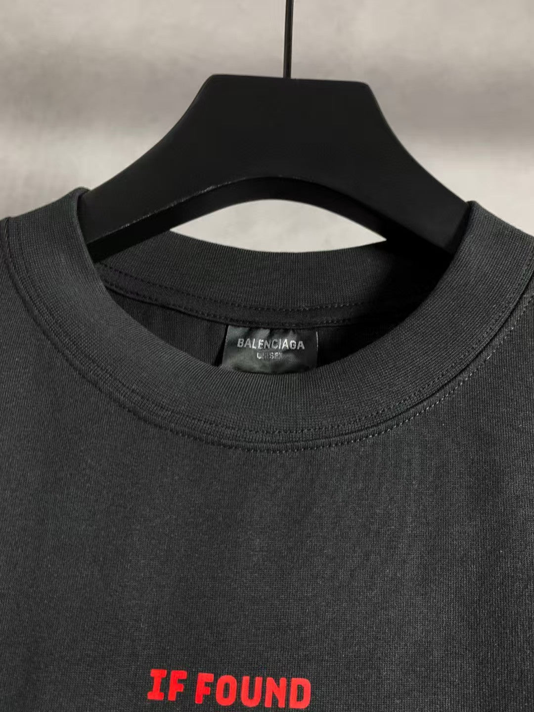 Embroidered letter round neck short sleeved T-shirt