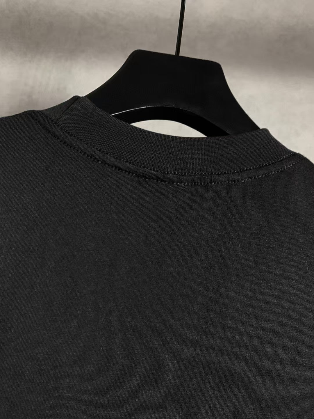 Embroidered letter round neck short sleeved T-shirt