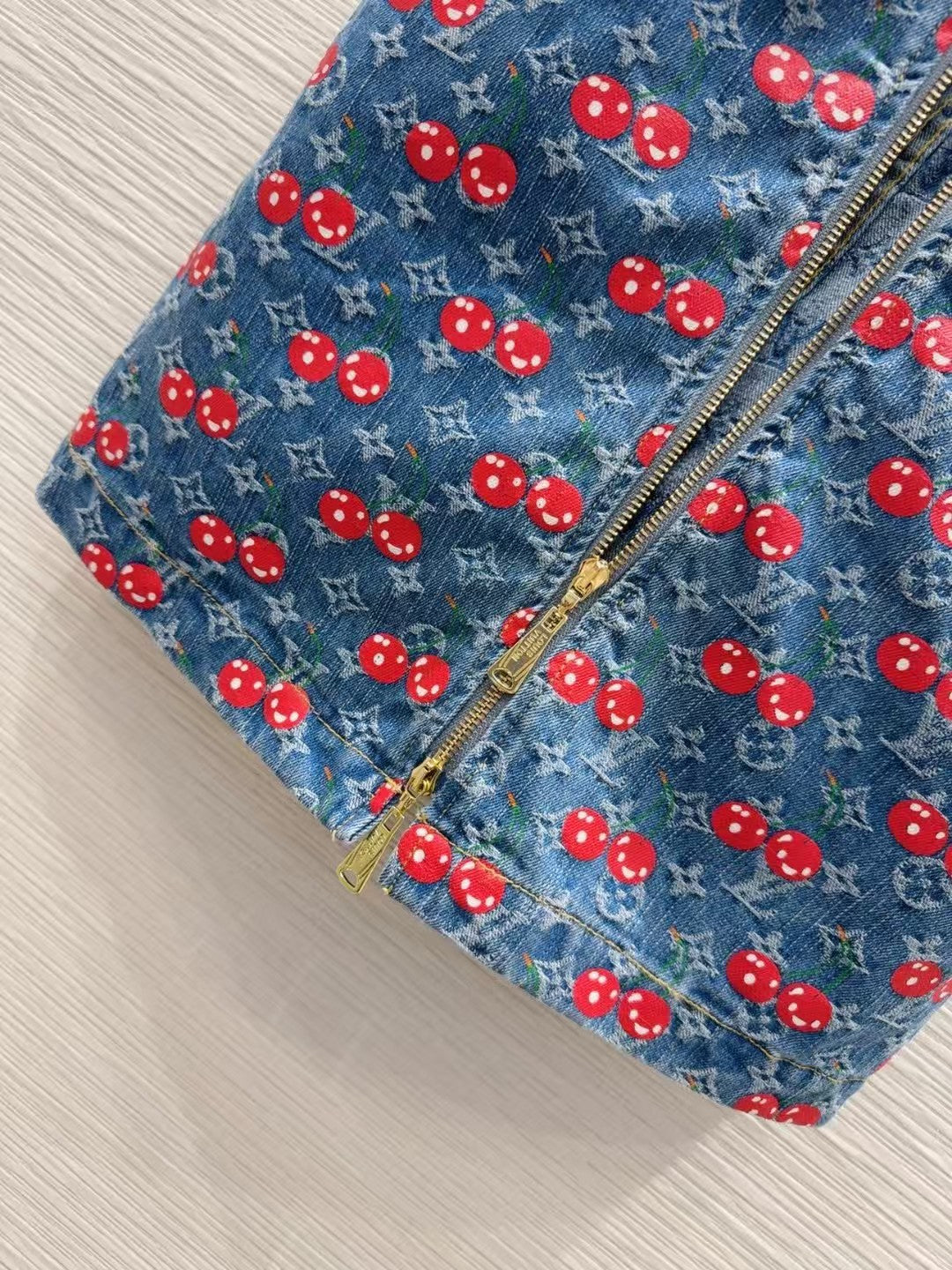 New denim sleeveless skirt
