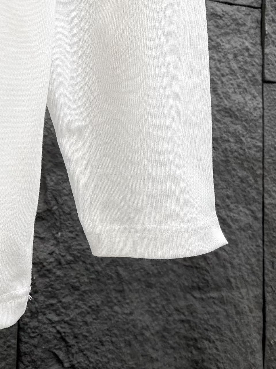 Classic round neck long sleeved T-shirt