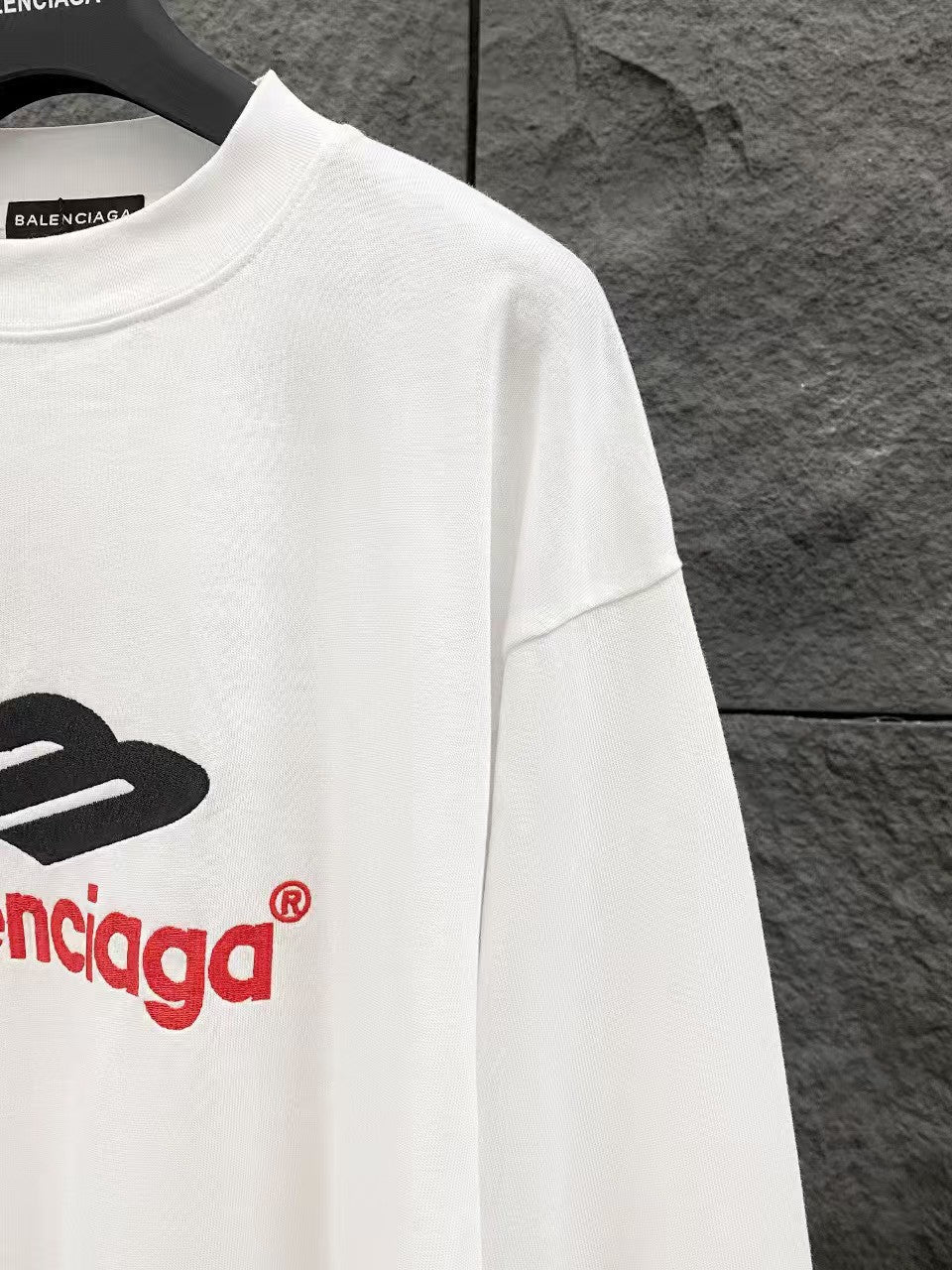 Classic round neck long sleeved T-shirt