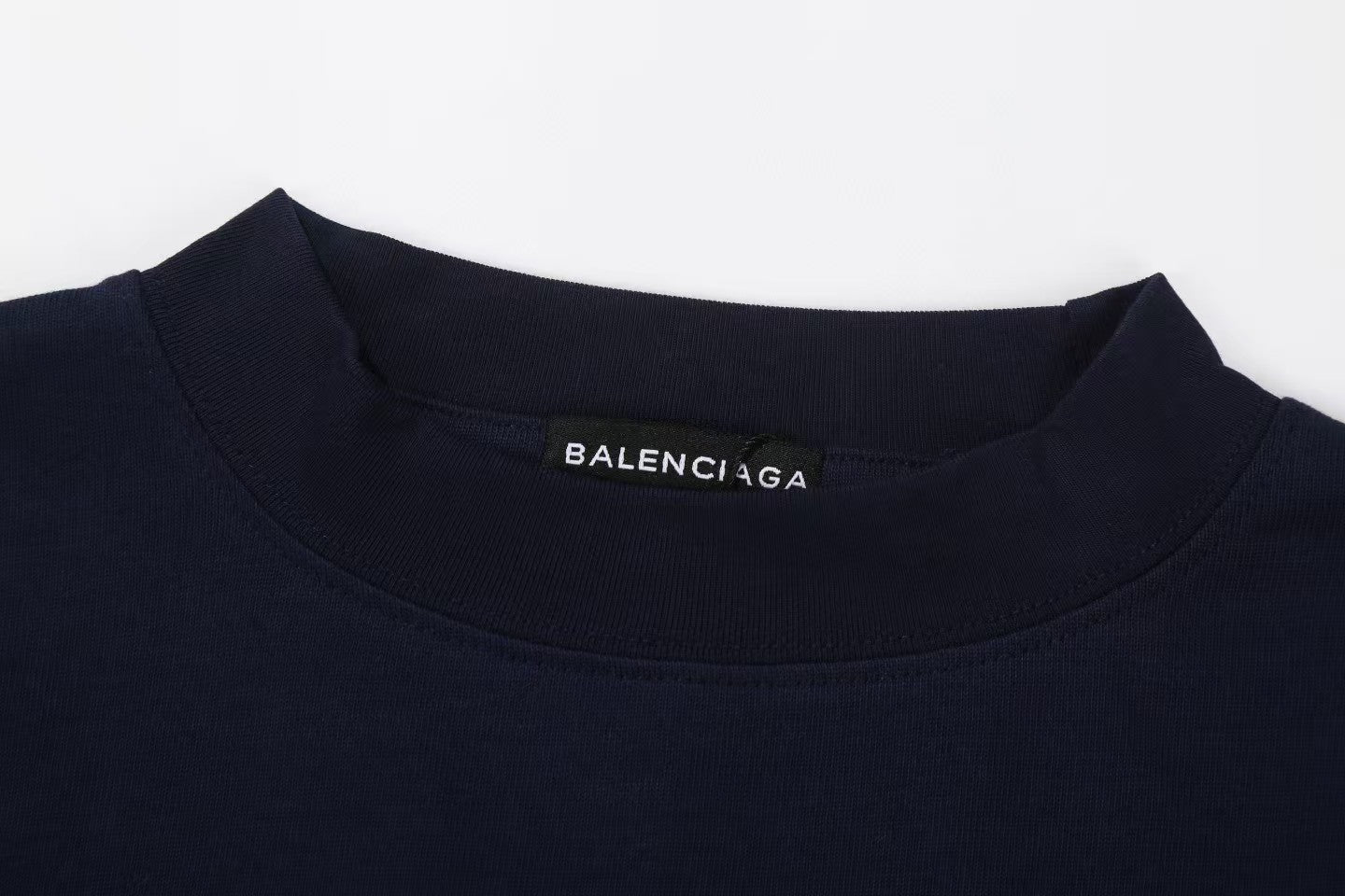 Classic round neck long sleeved T-shirt