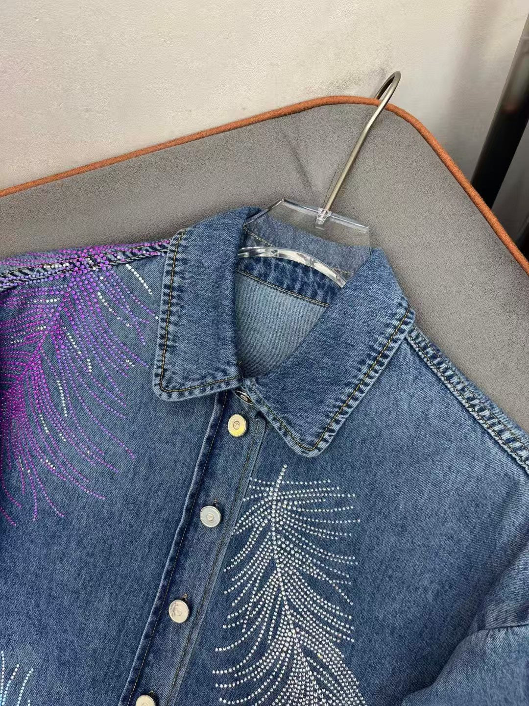 New collar denim long sleeved shirt