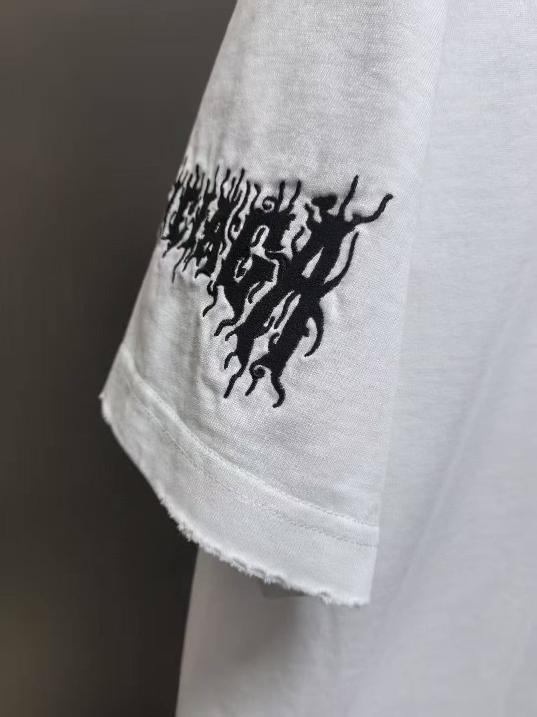 Letter embroidered short sleeved T-shirt