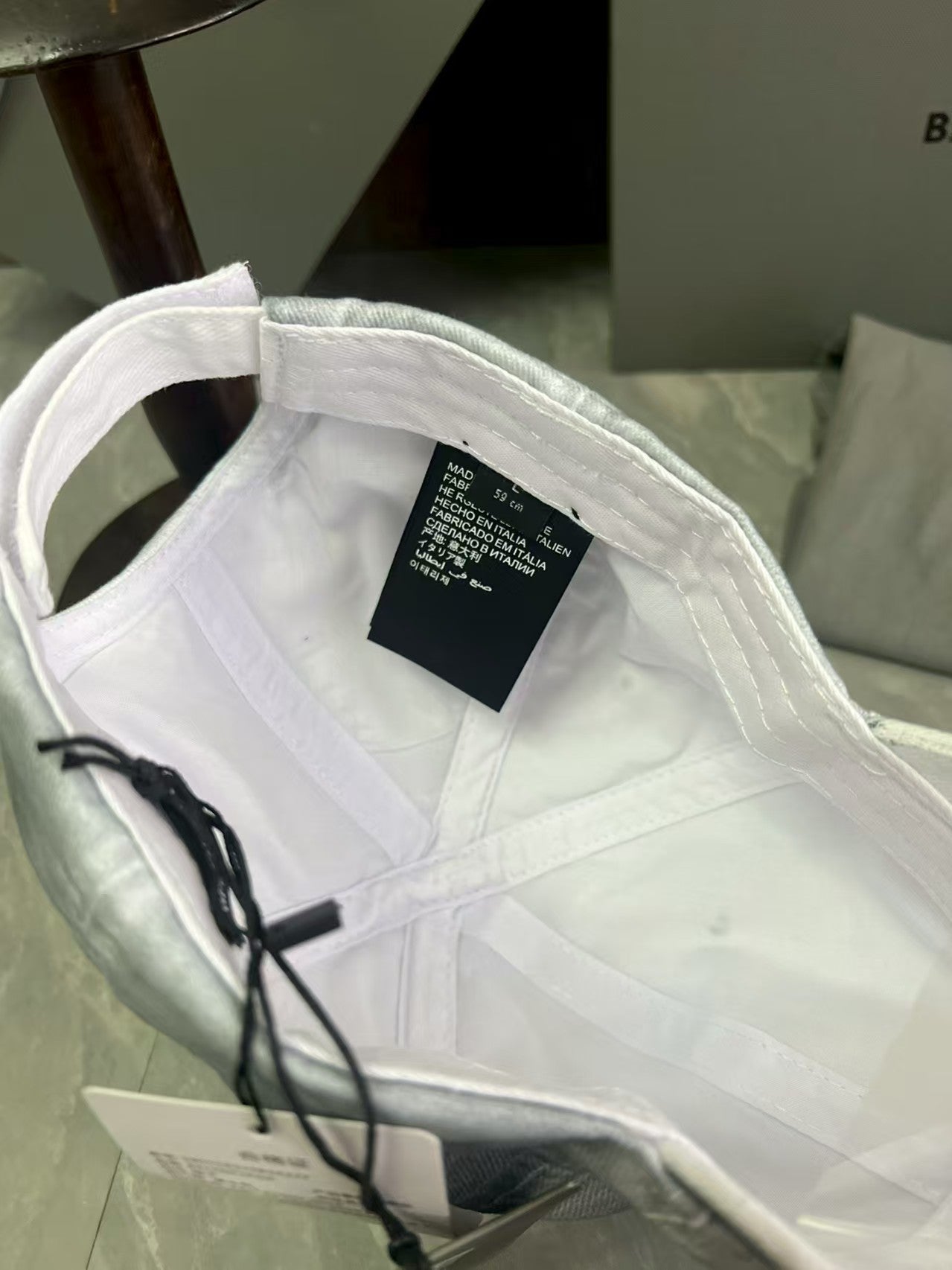 Mouth notch duckbill cap