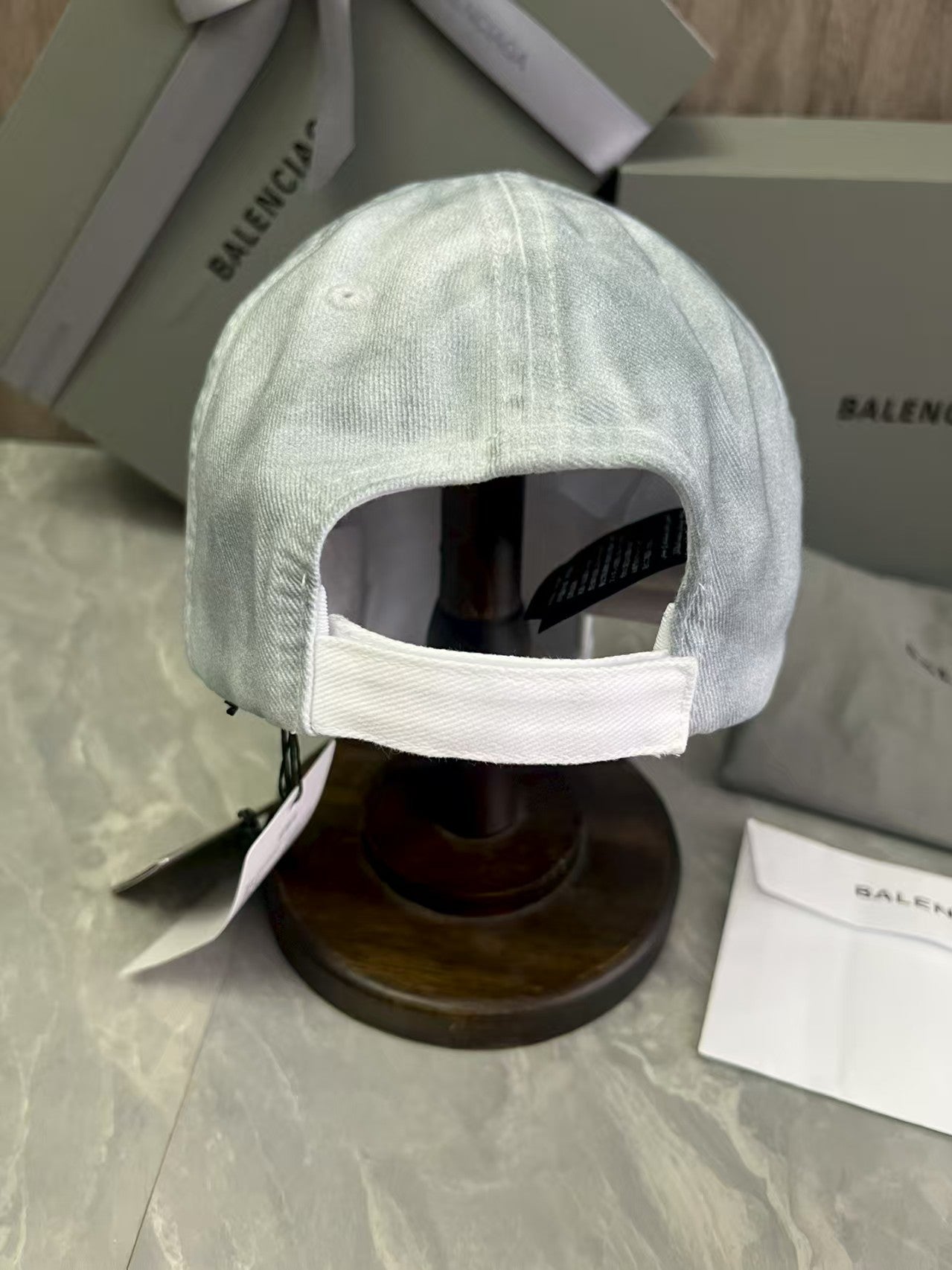 Mouth notch duckbill cap
