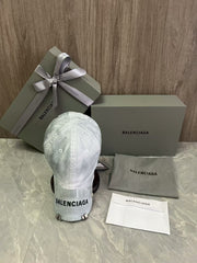 Mouth notch duckbill cap