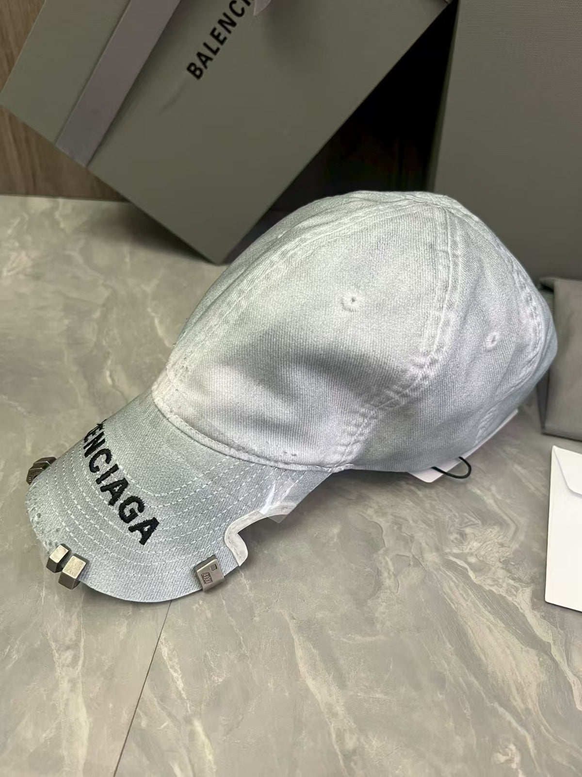 Mouth notch duckbill cap