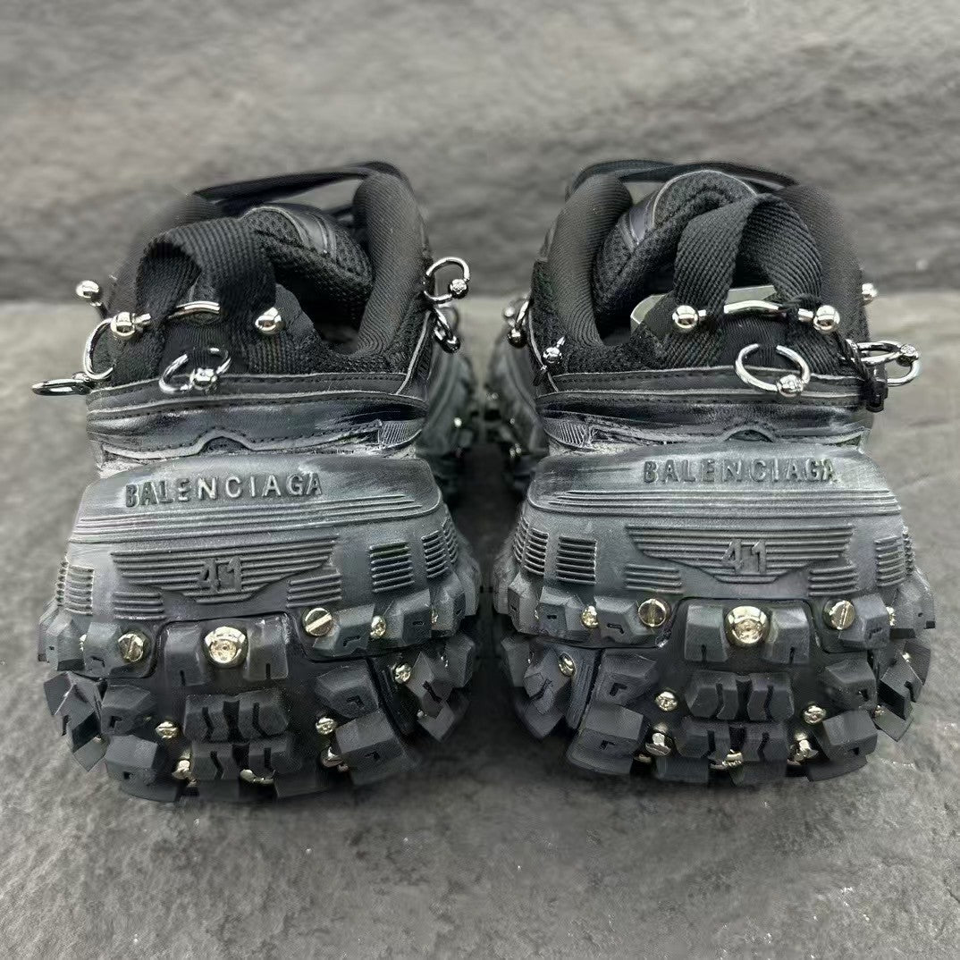 Men's and women's sports shoes with puncture holes