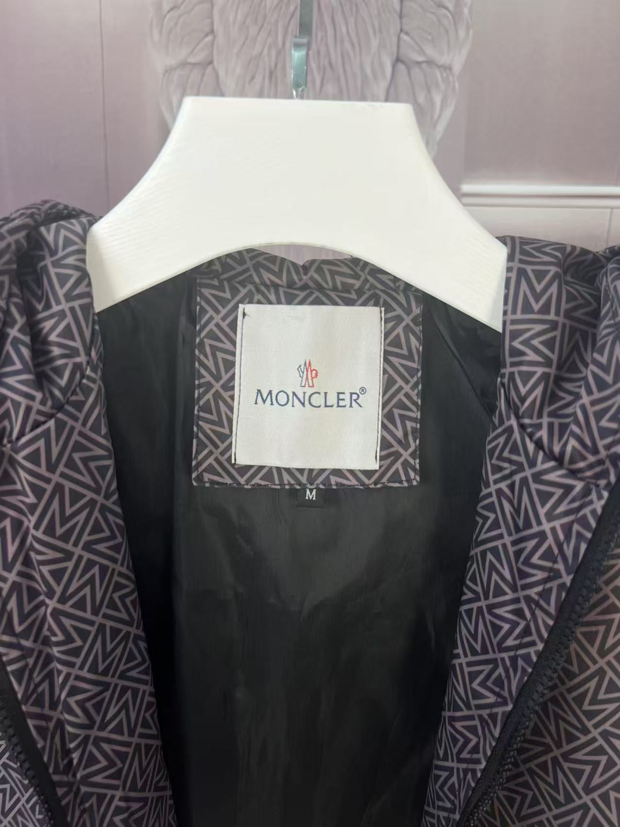 Hooded windbreaker jacket