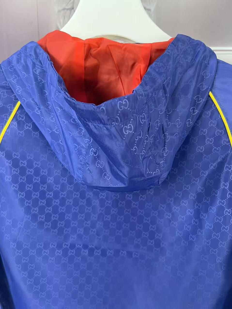 Hooded windbreaker jacket