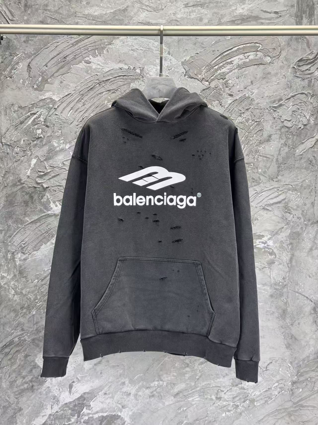 Printed hooded long sleeved sweatshirt