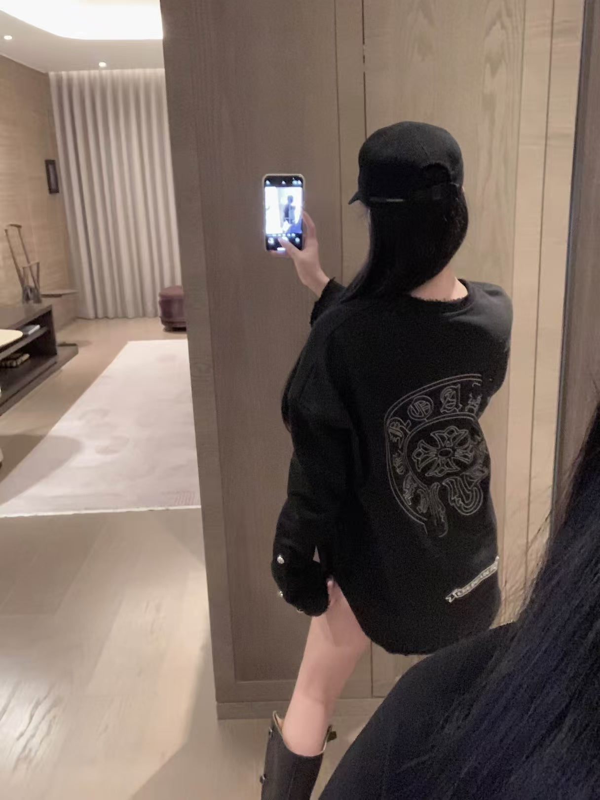 Curved abrasion of thin hoodie