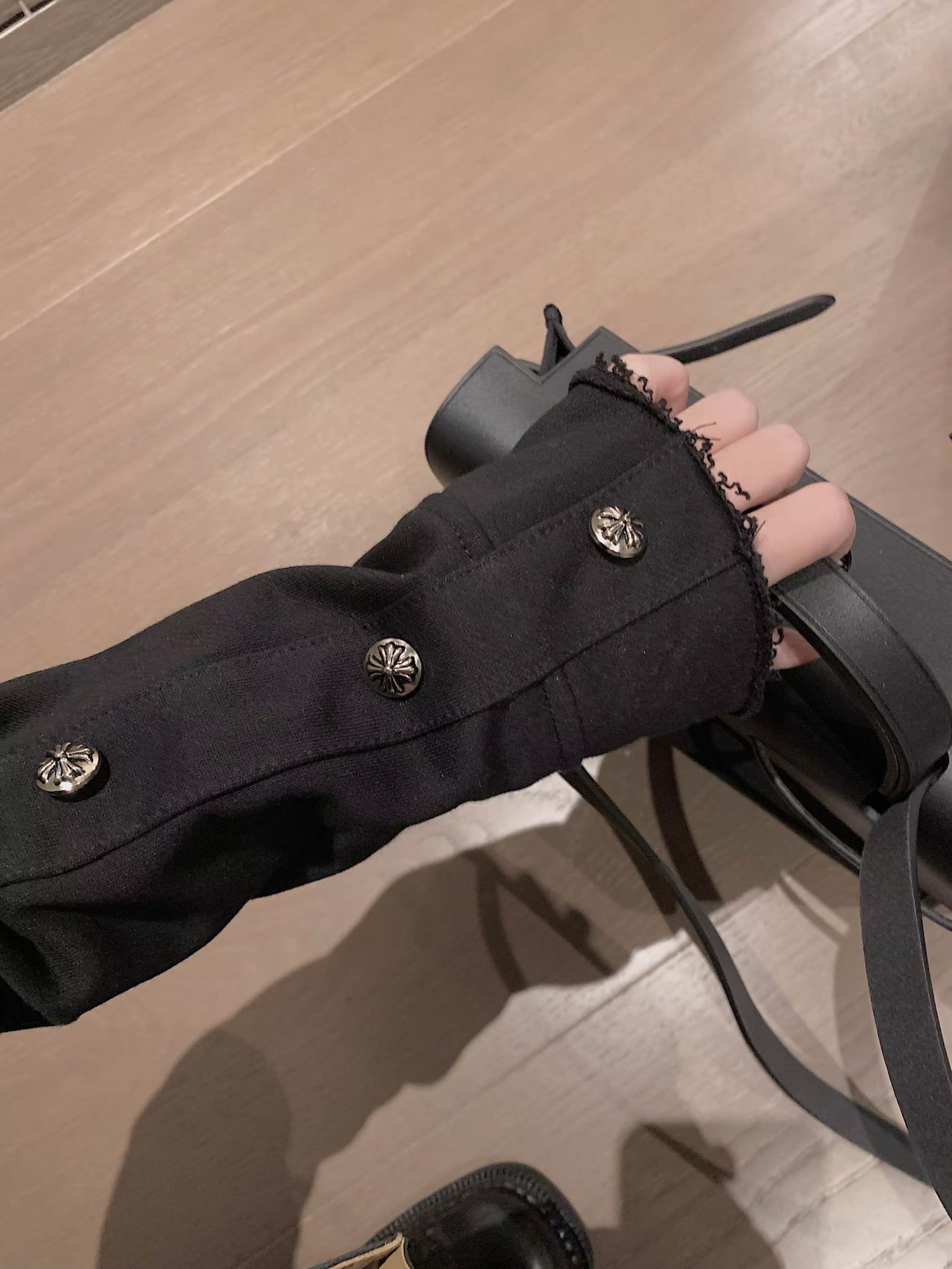 Curved abrasion of thin hoodie