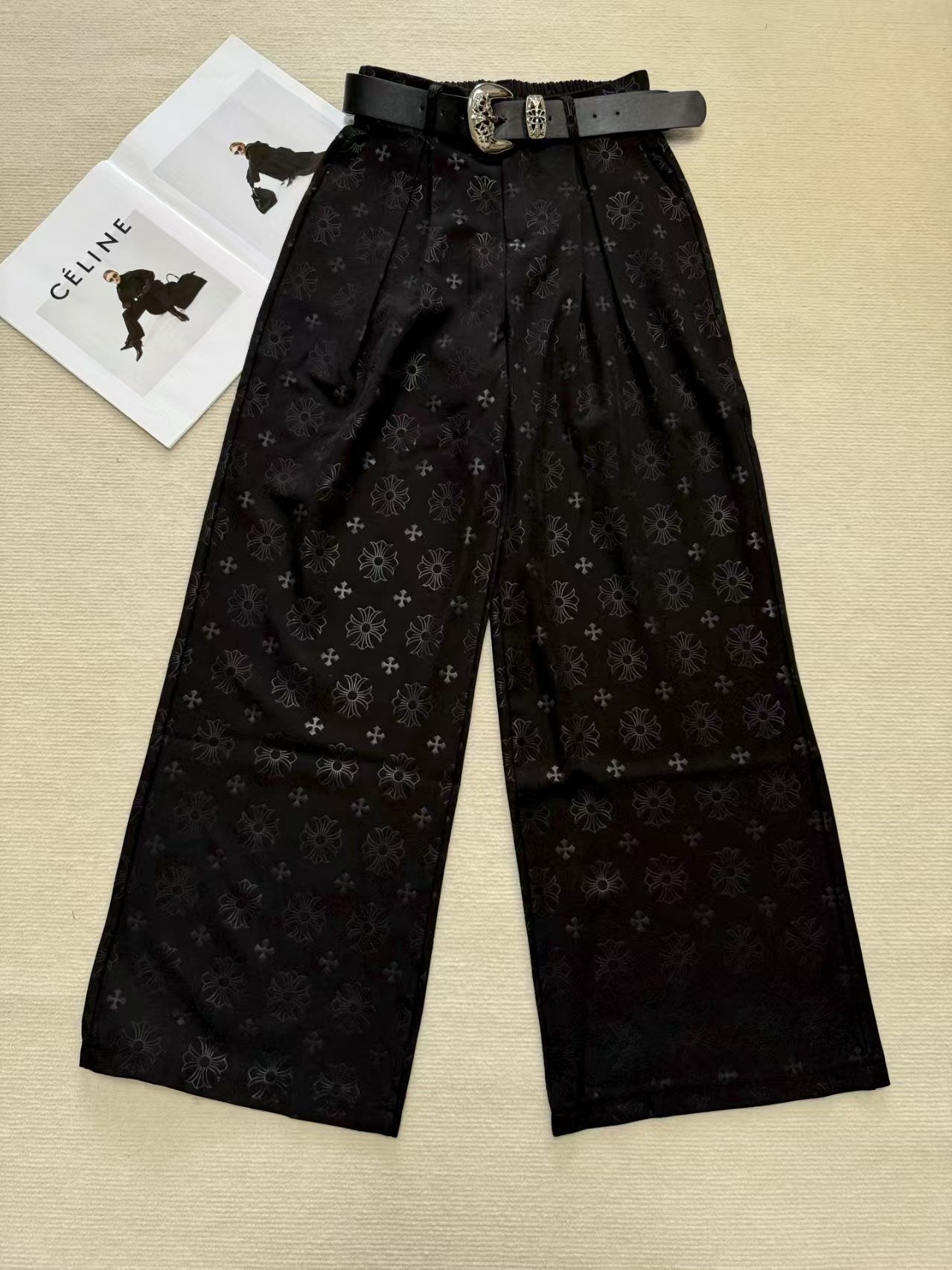 Printed trousers with wide legs