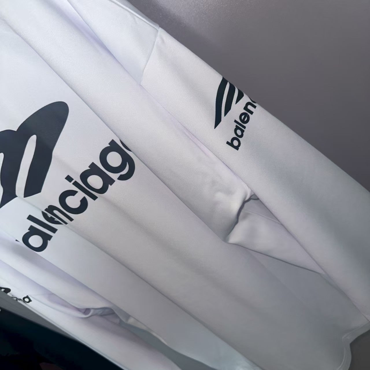 Printed V-neck long sleeved T-shirt
