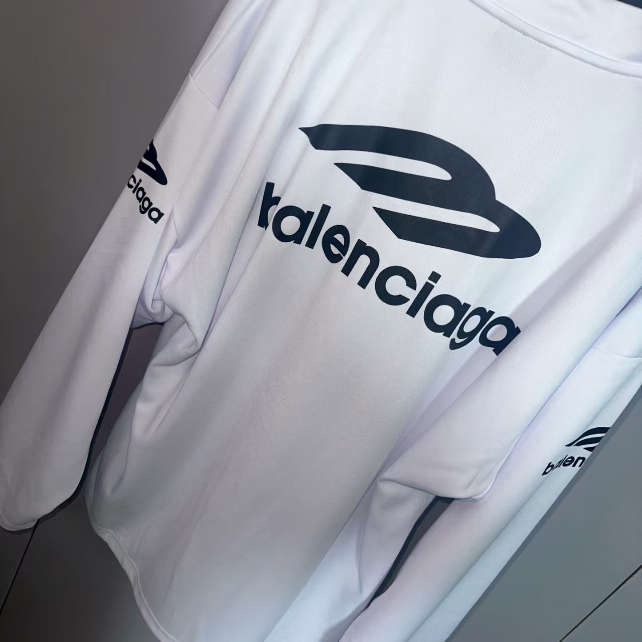 Printed V-neck long sleeved T-shirt