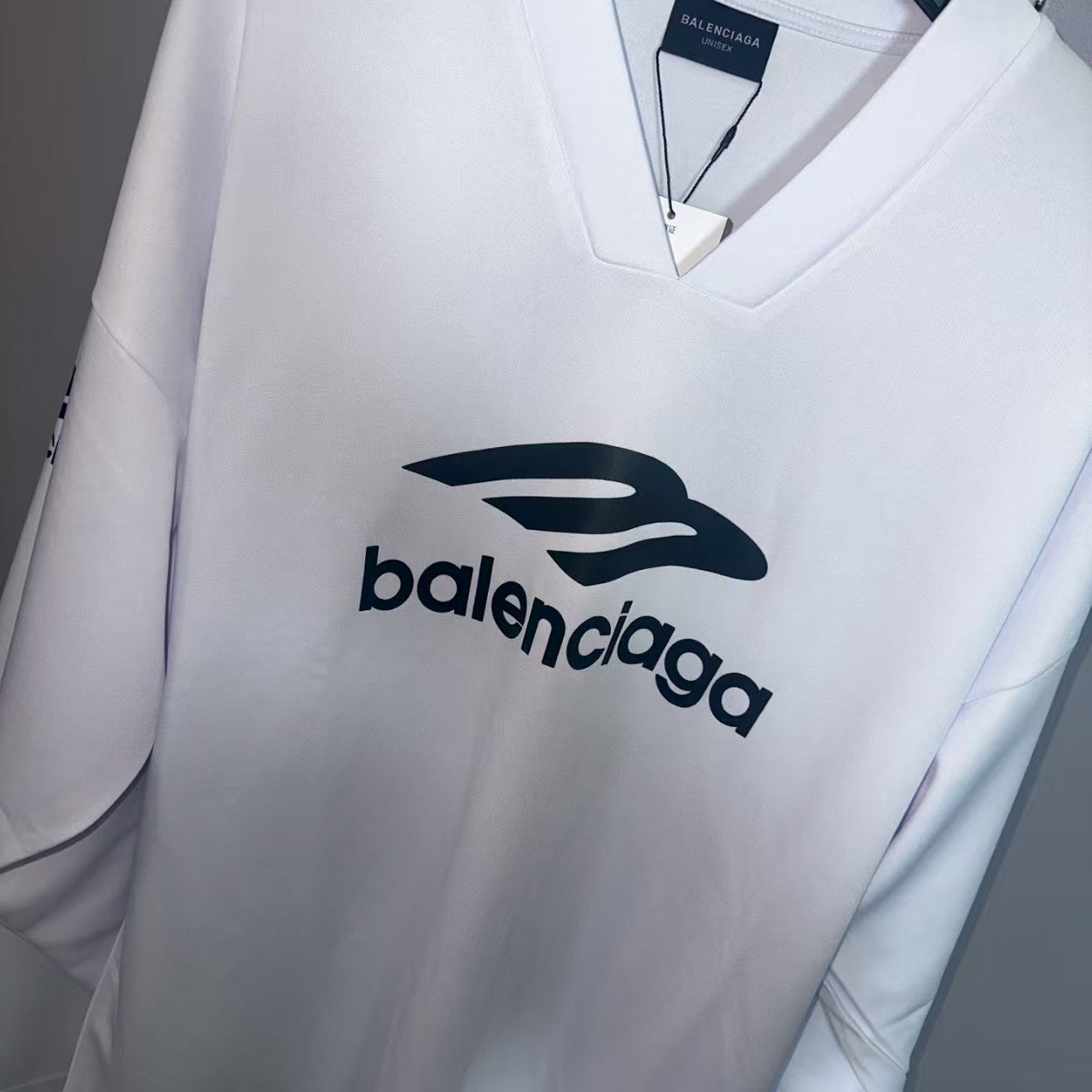Printed V-neck long sleeved T-shirt