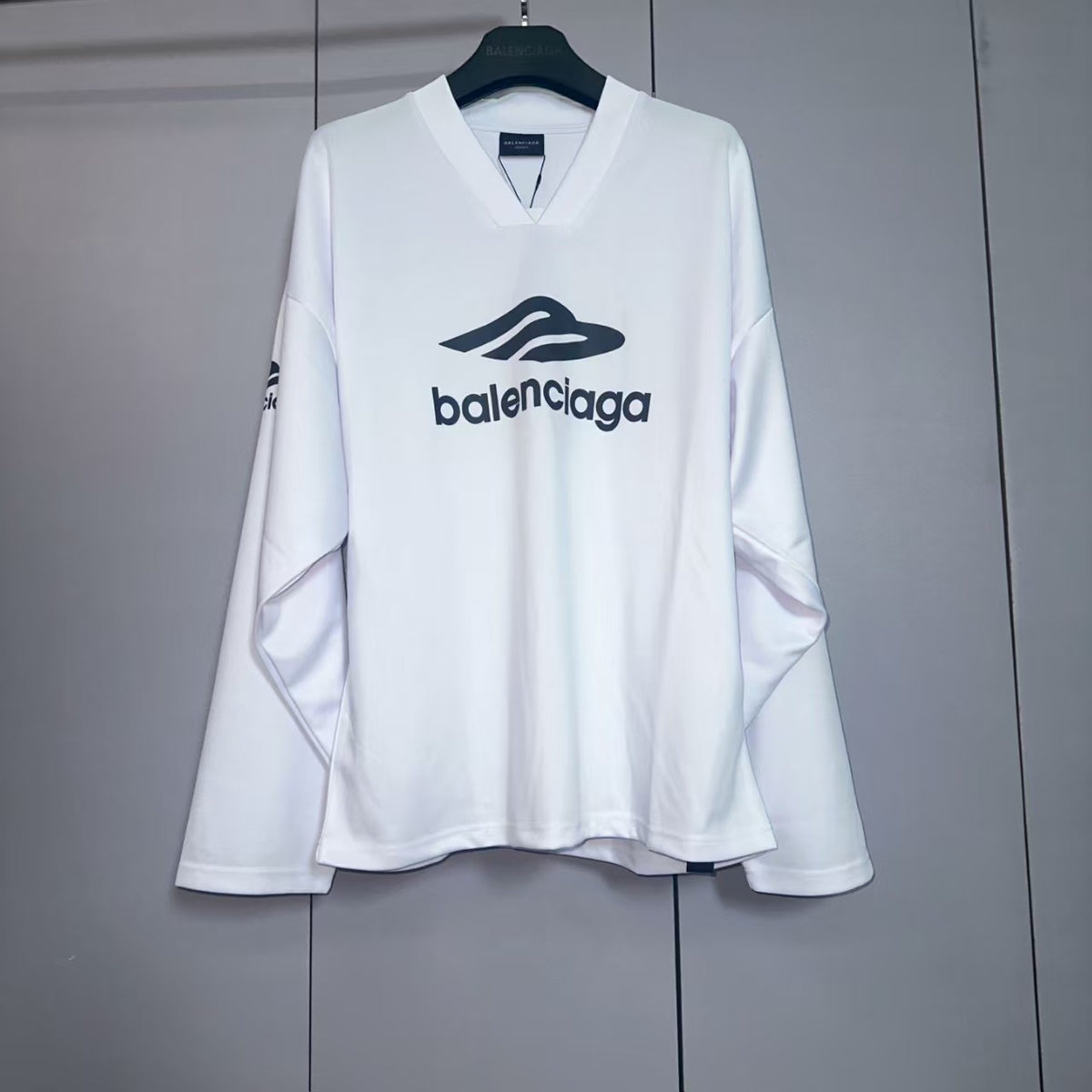 Printed V-neck long sleeved T-shirt