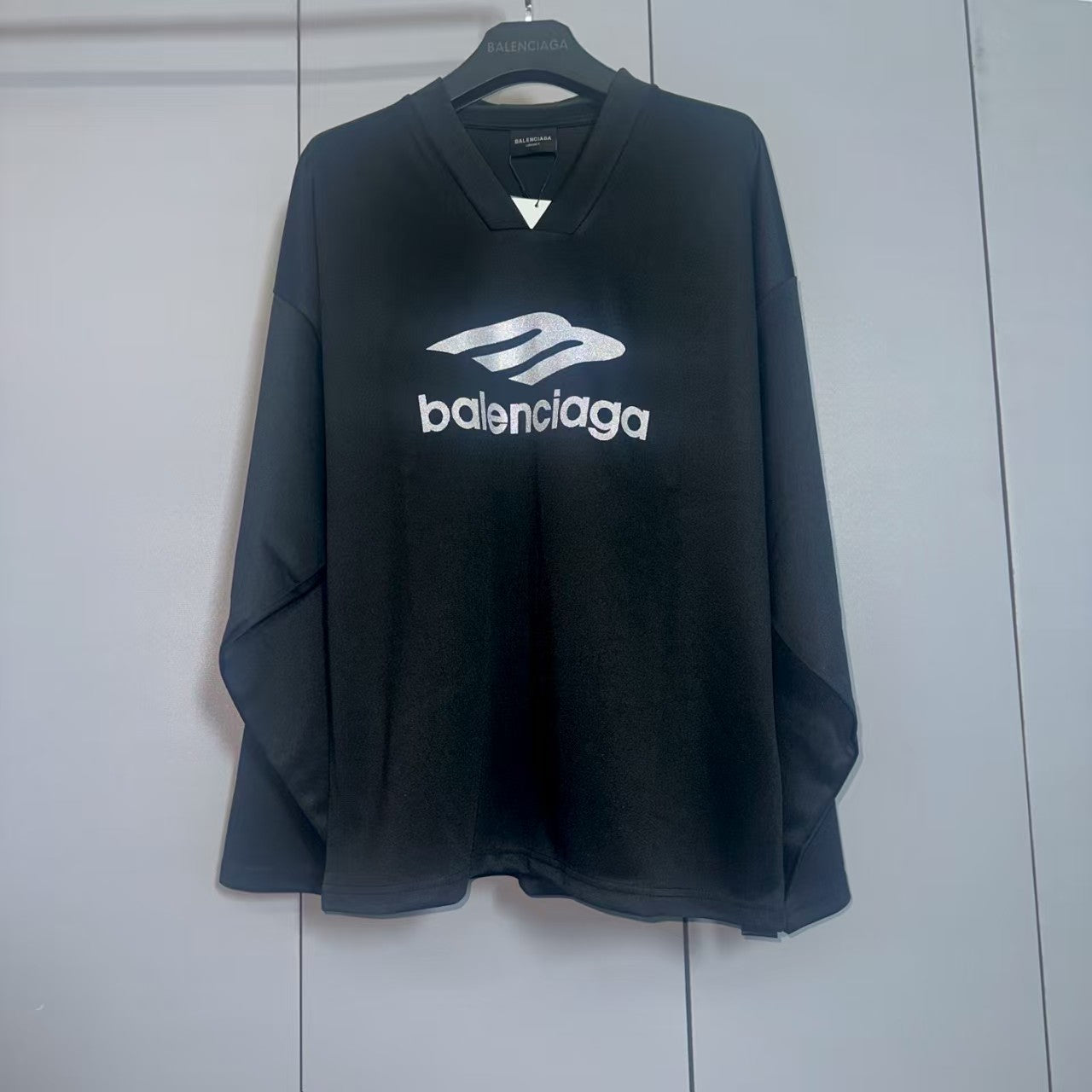 Printed V-neck long sleeved T-shirt