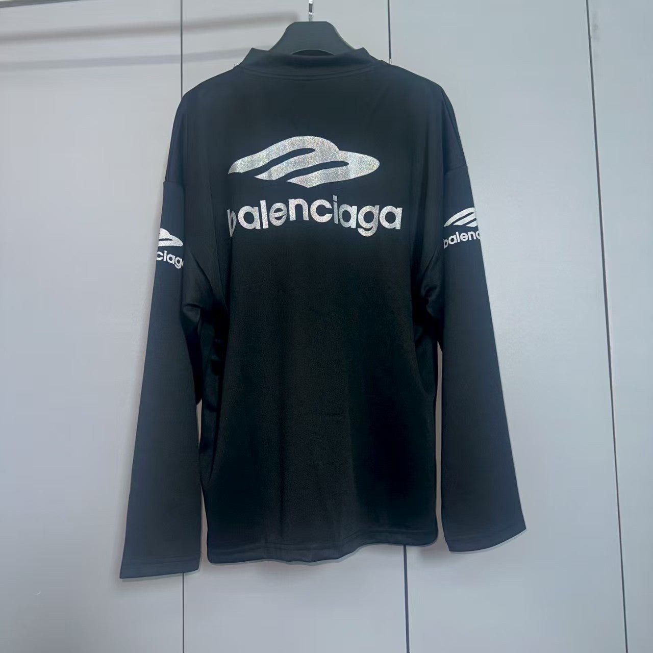 Printed V-neck long sleeved T-shirt