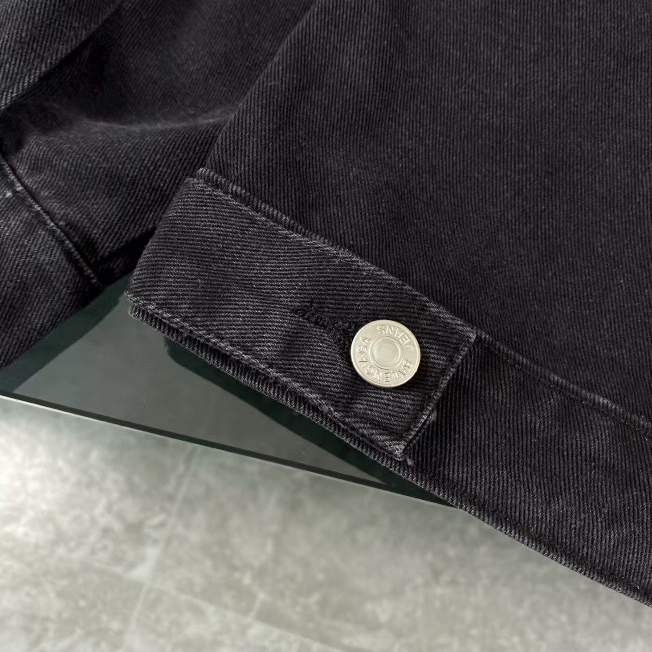 Make an old letter denim jacket