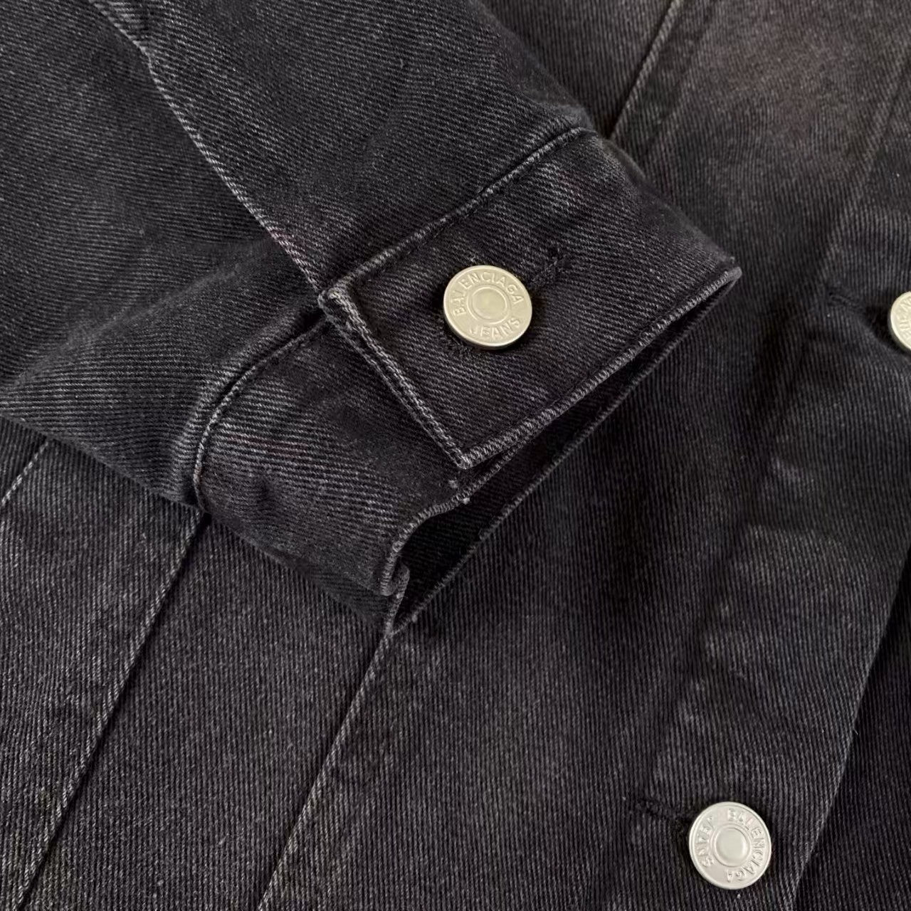Make an old letter denim jacket