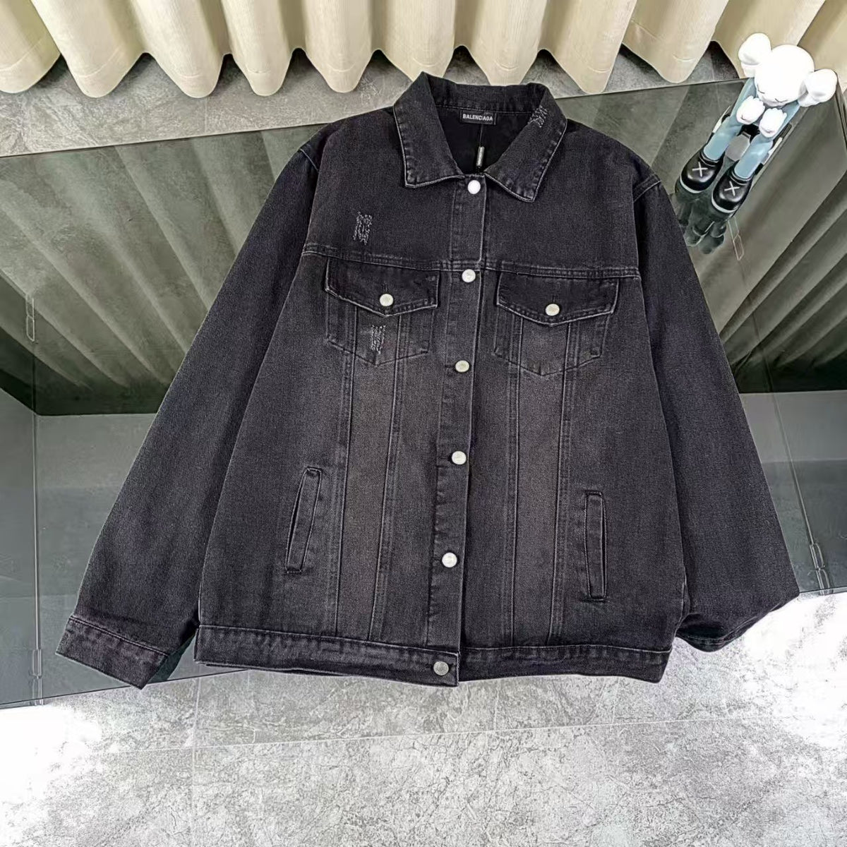Make an old letter denim jacket