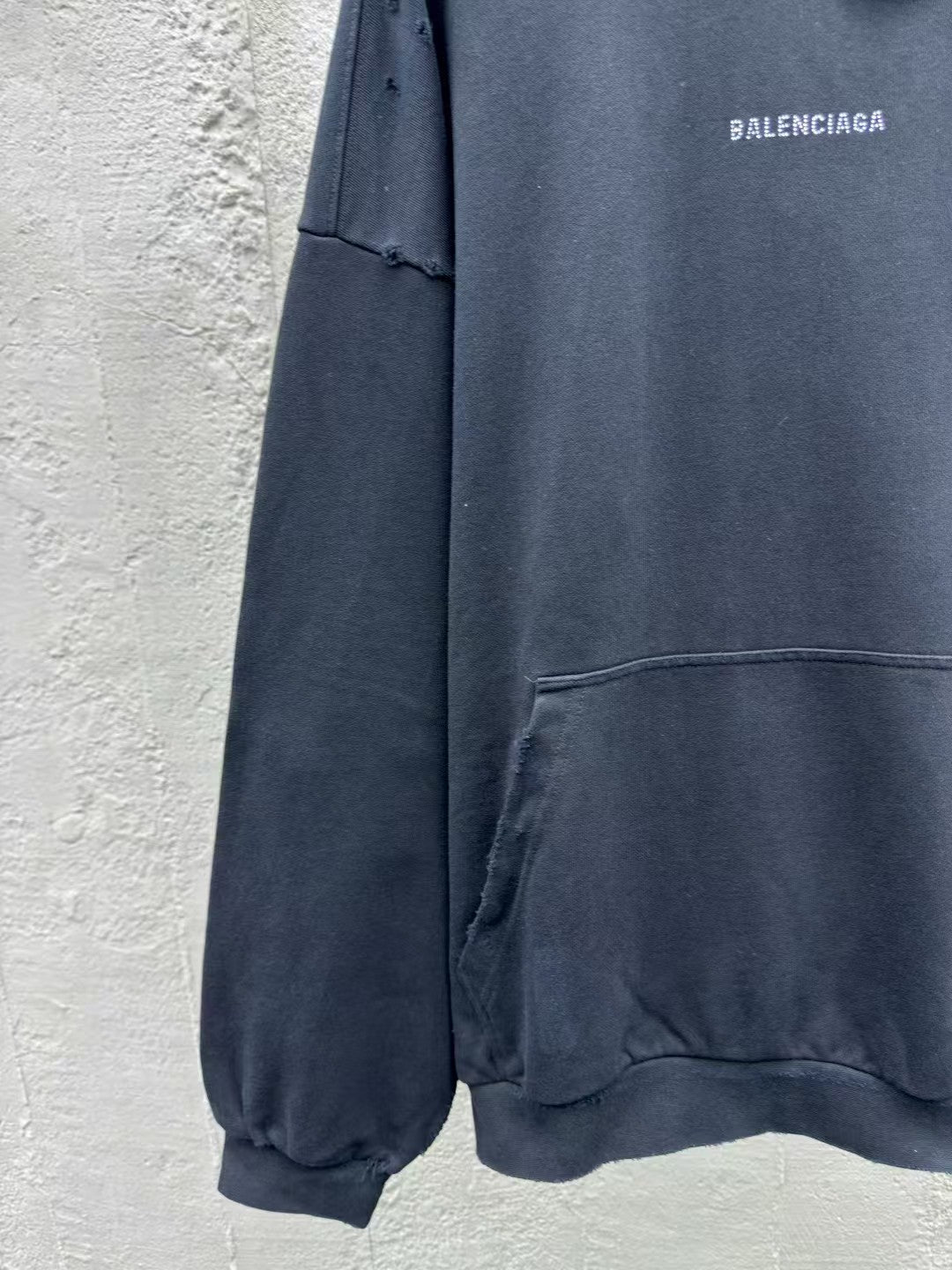 Hot stamping hooded sweatshirt with holes